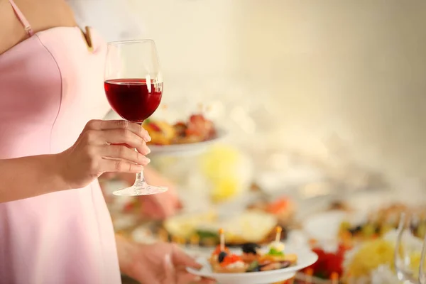 Жінка тримає келих червоного вина — стокове фото