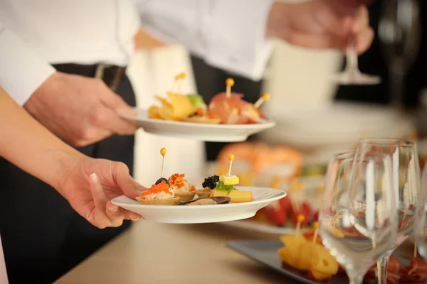 Pessoas que escolhem comida — Fotografia de Stock