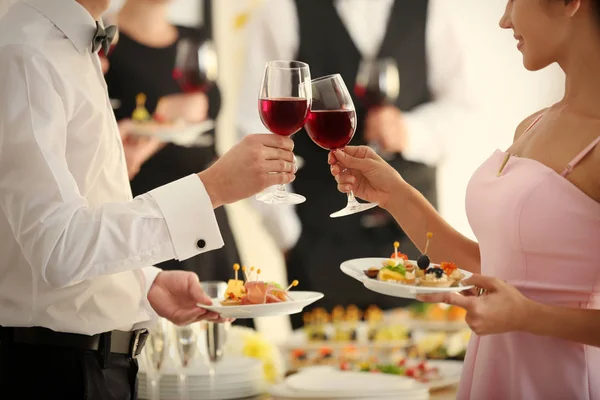 Gente Tintineando Vasos Fiesta Catering Buffet — Foto de Stock