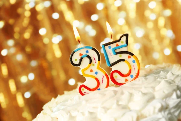 Pastel de cumpleaños con velas — Foto de Stock