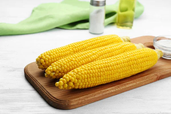 Boiled corns on  table — Stock Photo, Image
