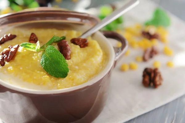 Délicieux porridge à la farine de maïs — Photo