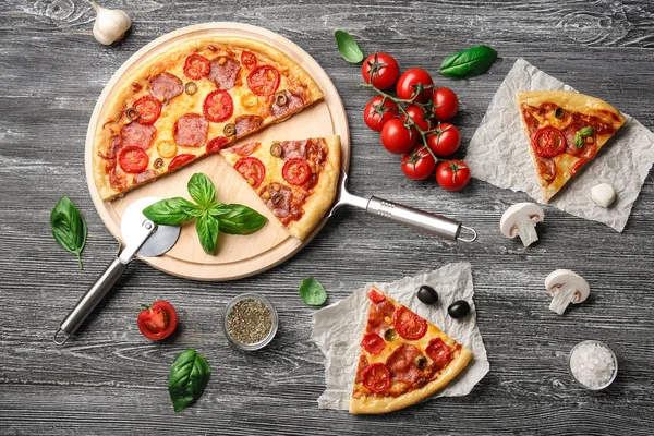 Вкусная пицца с ломтиками — стоковое фото