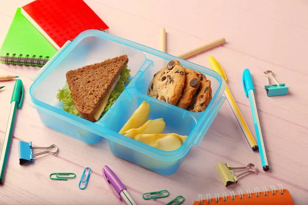 Lunchbox mit Abendessen und Schreibwaren — Stockfoto