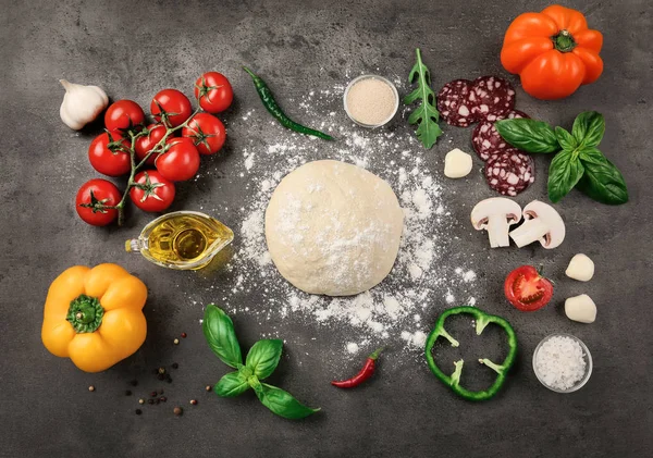 Masa cruda para pizza con ingredientes —  Fotos de Stock