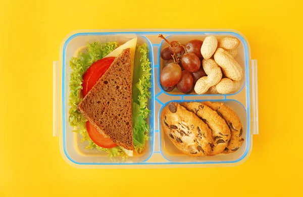 Lunchbox mit Abendessen am Tisch — Stockfoto