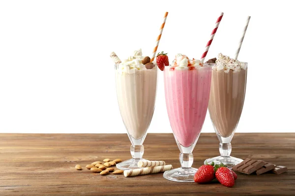 Bardaklarda lezzetli milkshakes — Stok fotoğraf