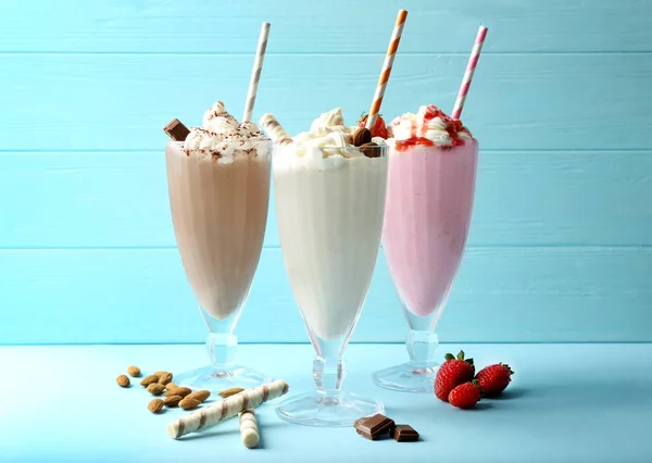 Delicious milkshakes in glasses — Stock Photo, Image