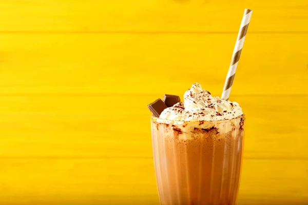 Delicioso batido en vaso —  Fotos de Stock