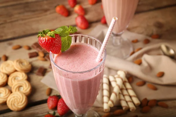 Delicious milkshakes in glasses — Stock Photo, Image