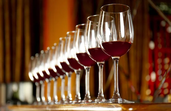 Rij van bril met rode wijn — Stockfoto
