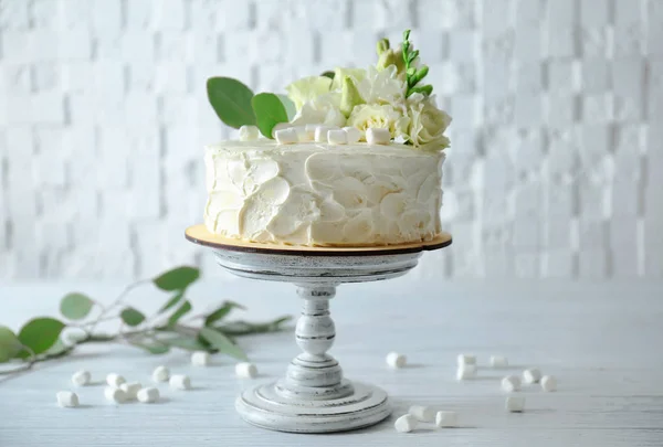 Delicioso pastel decorado con malvaviscos —  Fotos de Stock