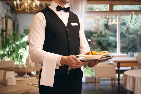 Waiter serving salad — Stock Photo, Image