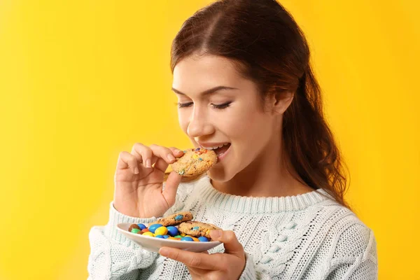 Mujer comiendo sabrosa galleta — Foto de Stock