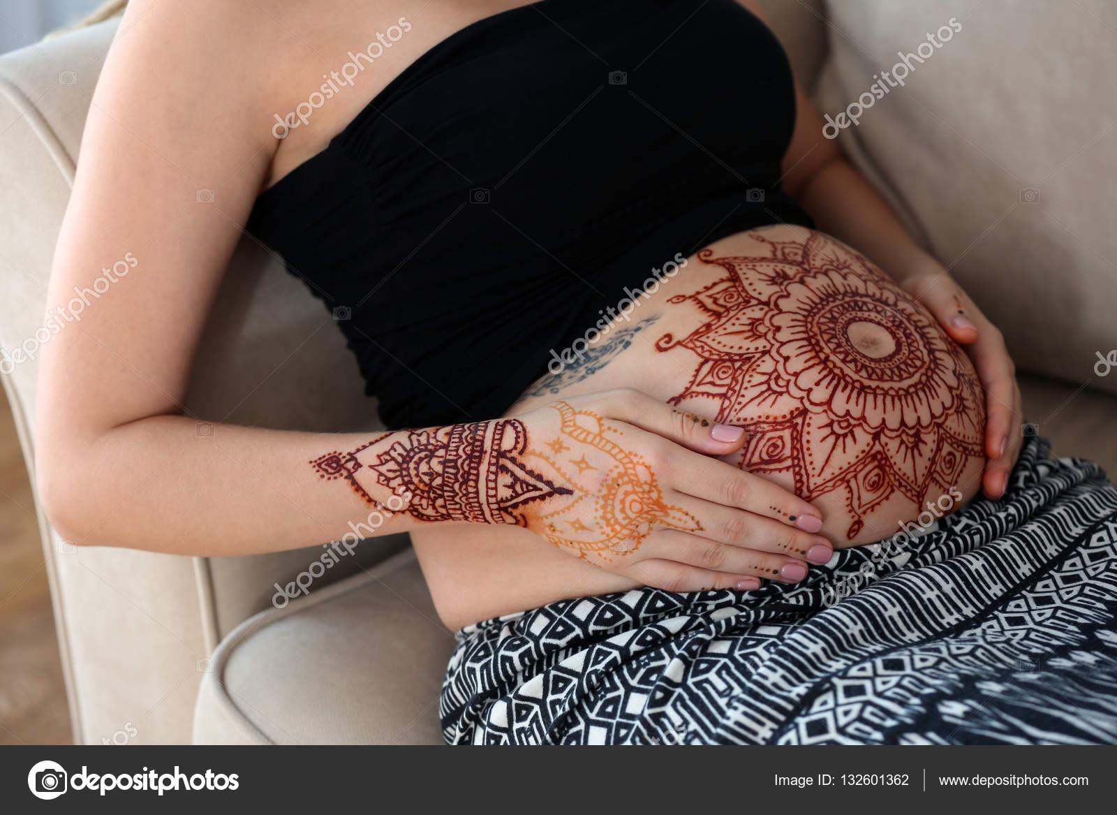 Femme Enceinte Avec Un Tatouage Au Henné Sur Le Ventre