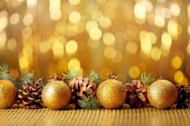 baubles, koni ve iğne yapraklı dallar