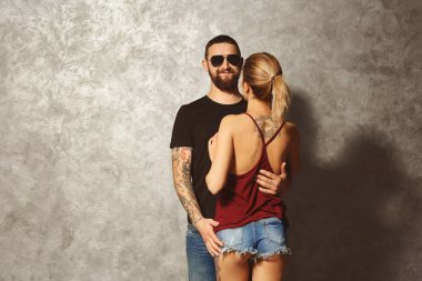 Genç dövmeli çift portresi 