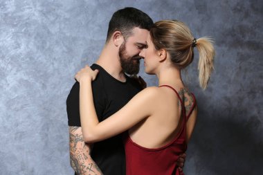 Genç dövmeli çift portresi 