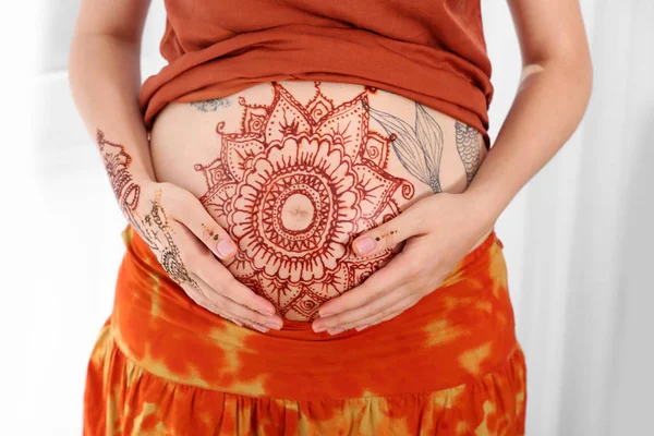 Zwangere vrouw met henna tatoeage op buik — Stockfoto