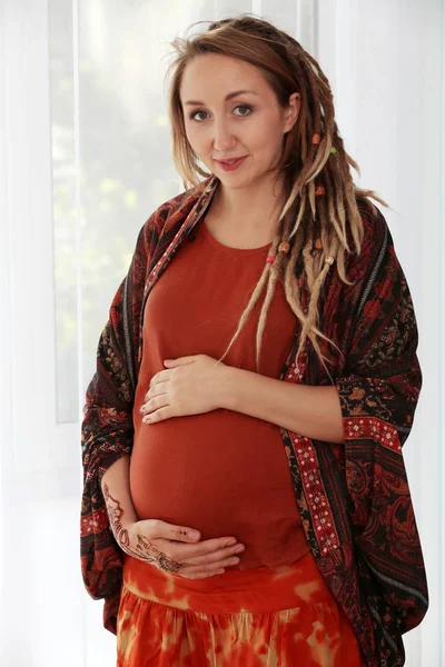 Έγκυος γυναίκα με henna tattoo στο χέρι — Φωτογραφία Αρχείου