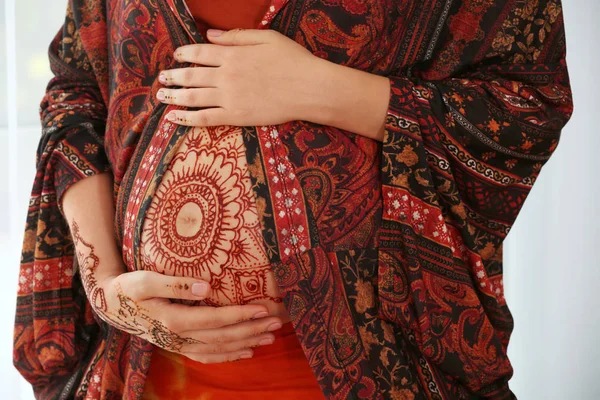 Kobieta w ciąży z henny tatuaż na brzuch — Zdjęcie stockowe