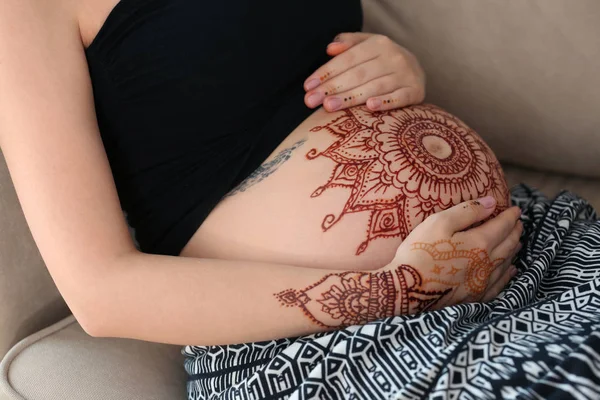 Kobieta w ciąży z henny tatuaż na brzuch — Zdjęcie stockowe