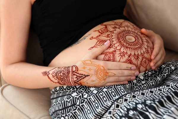 Göbek kına dövme ile hamile kadın — Stok fotoğraf