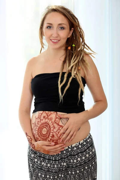 Mulher grávida com tatuagem de henna na barriga — Fotografia de Stock