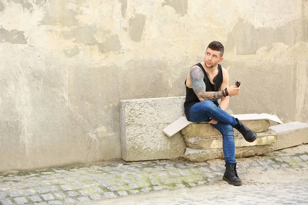 Joven Hombre Tatuado Posando Sobre Fondo Pared Hormigón Sucio — Foto de Stock