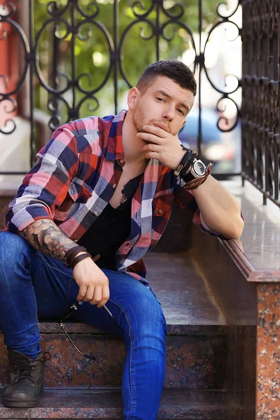 Young Tattooed Man Posing Stairs Outdoor — Stock Photo, Image