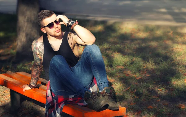 Young Tattooed Man Posing Blurred City Street Background — Stock Photo, Image