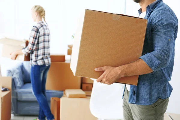 Hombre con caja de cartón — Foto de Stock