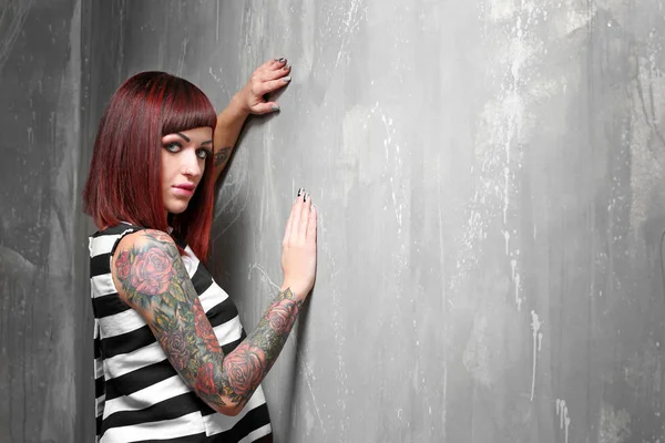 Hermosa chica con tatuaje en el fondo de color —  Fotos de Stock