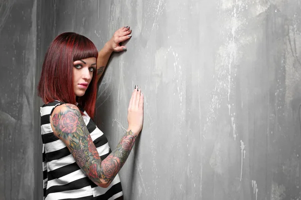 Belle fille avec tatouage sur fond de couleur — Photo