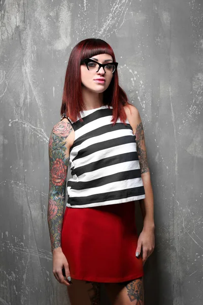 Belle fille avec tatouage sur fond de couleur — Photo