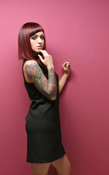 Όμορφο κορίτσι με τατουάζ στο χρώμα φόντου — Φωτογραφία Αρχείου