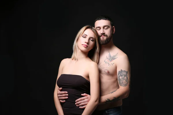 Ritratto di coppia tatuata romantica — Foto Stock