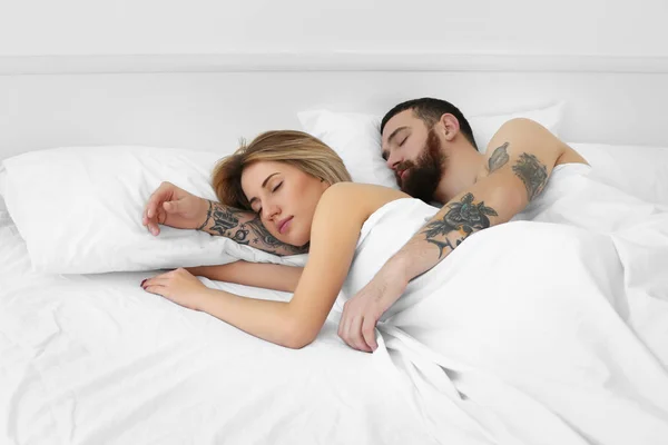 Paar schläft im Bett — Stockfoto