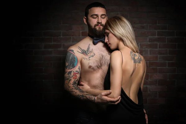Moda tatuato coppia — Foto Stock
