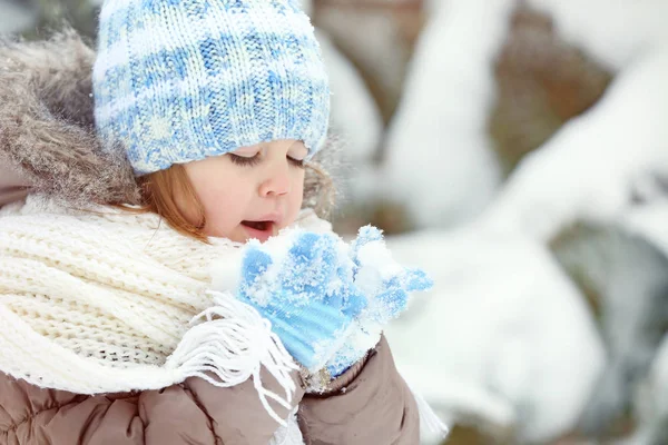 Schattig klein meisje — Stockfoto