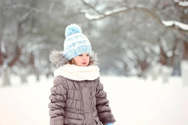 Schattig Klein Meisje Park Winterdag — Stockfoto