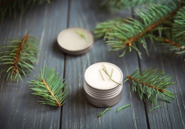 Krem ve çam dalları 