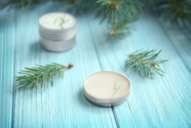 Krem ve çam dalları 