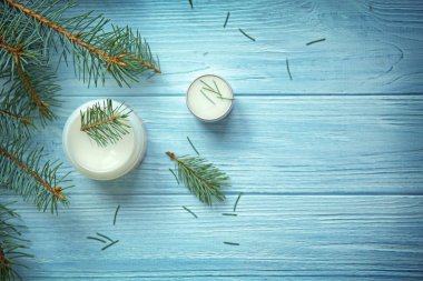 Krem ve çam dalları 