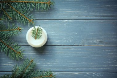 Krem ve çam dalları 