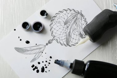 Dövme makinesi kroki ve malzemeleri tablo ile