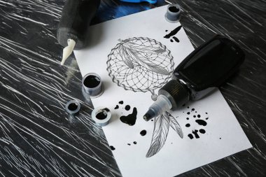 Dövme makinesi kroki ve malzemeleri tablo ile
