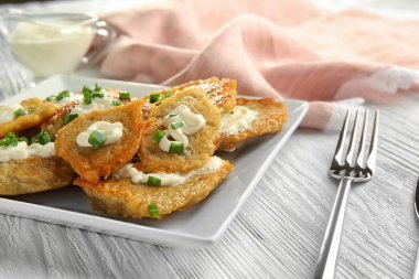 Lezzetli patates pancakes ile plaka