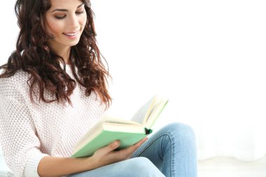 güzel genç bayanla büyük kot ve beyaz izole ölçüm bandı