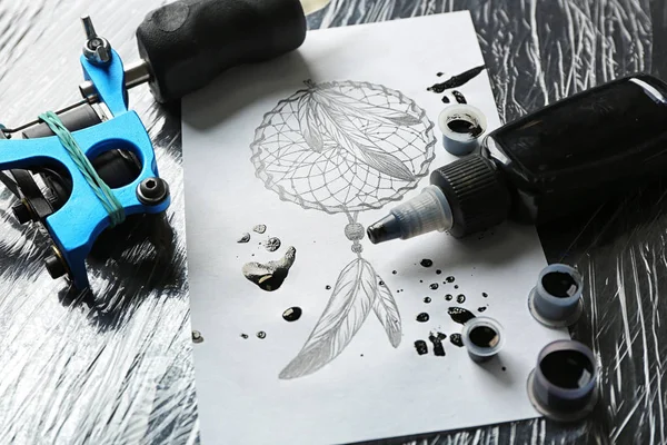 Tattoo Machine Met Schets Leveringen Tafel — Stockfoto